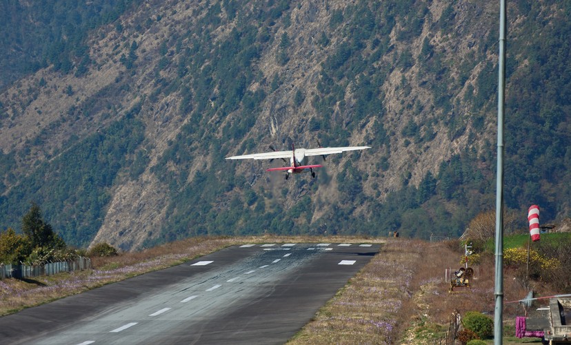 Trzeba zimnej krwi i dużego opanowania, by wystartować i wylądować na tak krótkim pasie