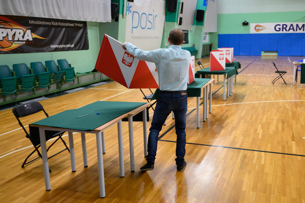 Lokal Obwodowej Komisji Wyborczej nr 2 w Poznaniu po zakończeniu wyborów parlamentarnych