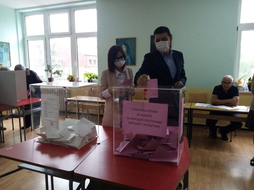 Kandidat SNS za gradonačelnika Valjeva Lazar Gojković na biračkom mestu