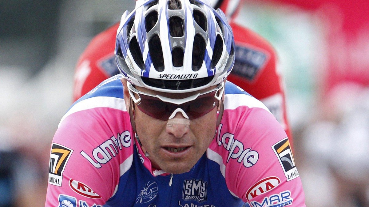 Włoch Alessandro Petacchi z grupy Lampre wygrał prowadzący z Rotterdamu do Brukseli pierwszy etap tegorocznego Tour de France. W niedzielę kolarze rywalizowali na dystansie 223,5 km. Liderem wyścigu pozostał Szwajcar Fabian Cancellara (Saxo Bank).