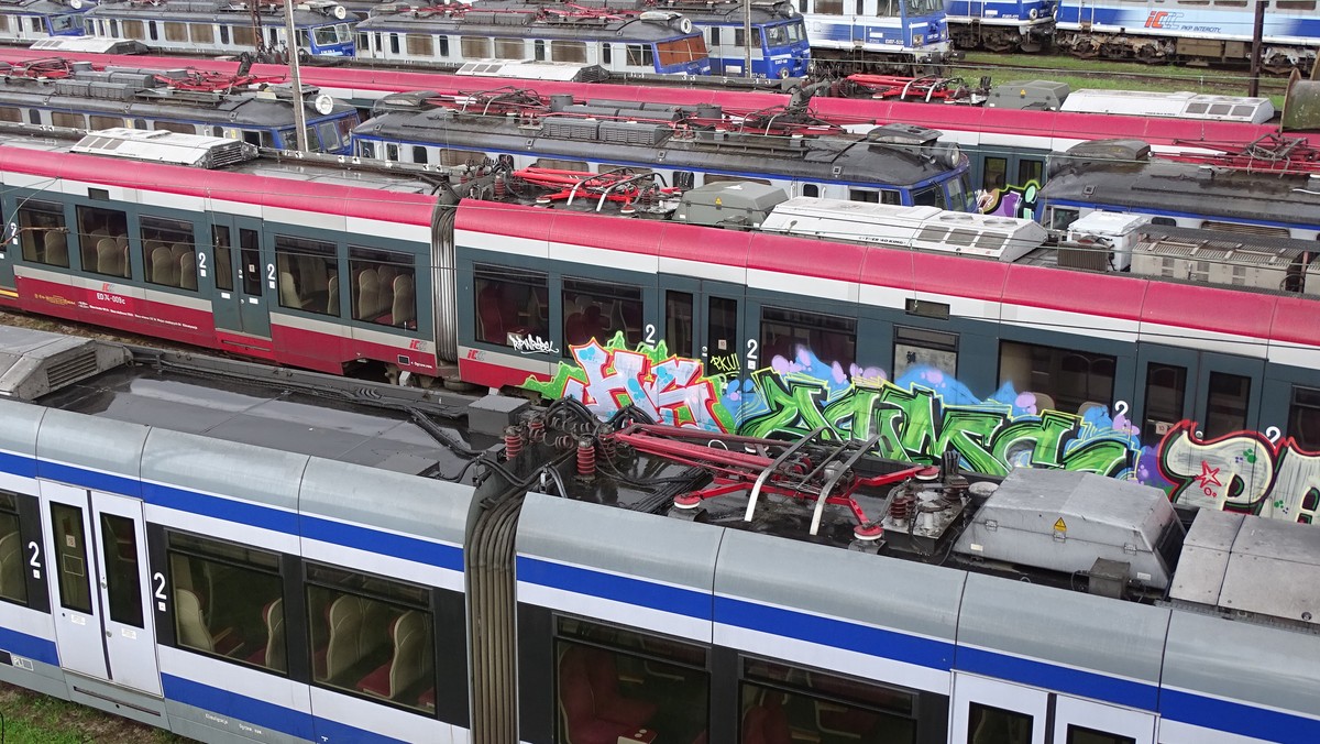 Na bocznicy kolejowej w krakowskim Bieżanowie od miesięcy niszczeją pociągi należące do spółki PKP InterCity. Ofertę na ich zakup złożyły Koleje Małopolskie. PKP jednak odrzuciło propozycję. Tymczasem za 14 maszyn zapłacono 171 milionów złotych, a blisko połowa tej kwoty pochodziła z unijnej dotacji.