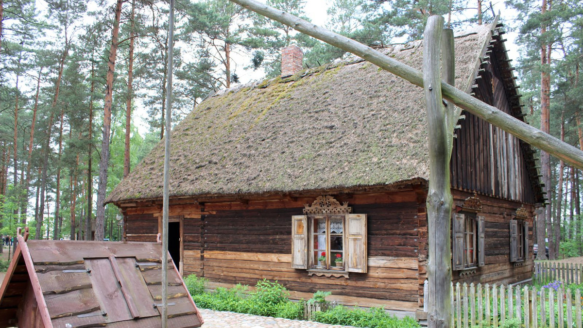 W Zagrodzie Kurpiowskiej w Kadzidle (Mazowieckie) zrekonstruowano pierwszy z obiektów, które spłonęły podczas pożaru w 2015 r. Do skansenu przeniesiono oryginalną, drewnianą kurpiowską oborę. Dwa kolejne obiekty, stodoła i olejarnia, pojawią się tam do końca roku.