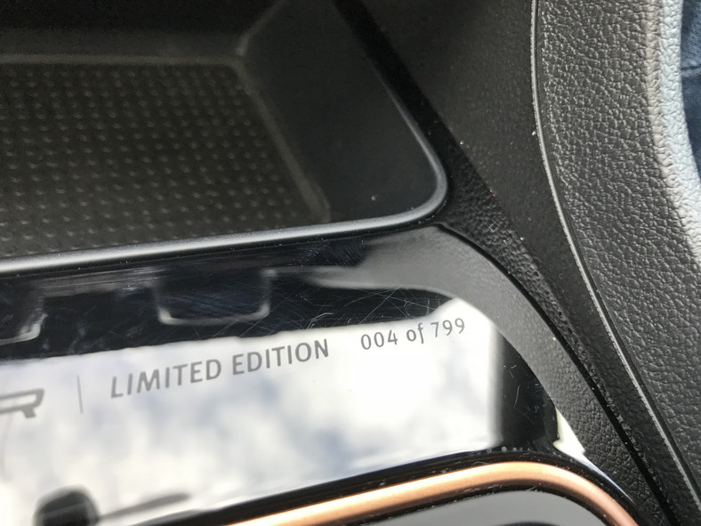 Seat Leon Cupra R. Oznaczenie modelu wraz z numerem identyfikacyjnym. Tworzywo łatwo się rysuje