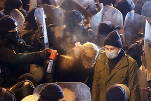 Policja używa gazu łzawiącego wobec posłanki Barbary Nowackiej podczas demonstracji zorganizowanej przez Ogólnopolski Strajk Kobiet, Warszawa, 28 listopada 2020 r.