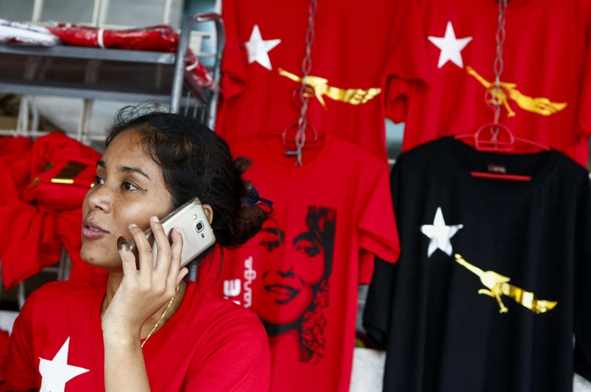 Przedstawicielka National League for Democracy rozmawia przez telefon