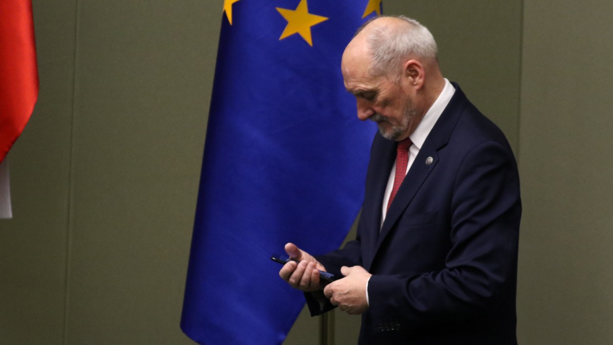 Antoni Macierewicz w felietonie "Głos Polski" na antenie TV Trwam stwierdził, że w miejscu, gdzie stoi Pałac Kultury i Nauki powinna znajdować się Kolumna Chwały Wojska Polskiego zwieńczona figurą Matki Boskiej Hetmanki Polski.