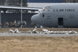 Pierwsi amerykańscy żołnierze, którzy będą stacjonować w Polsce, wylądowali na lotnisku w Jasionce