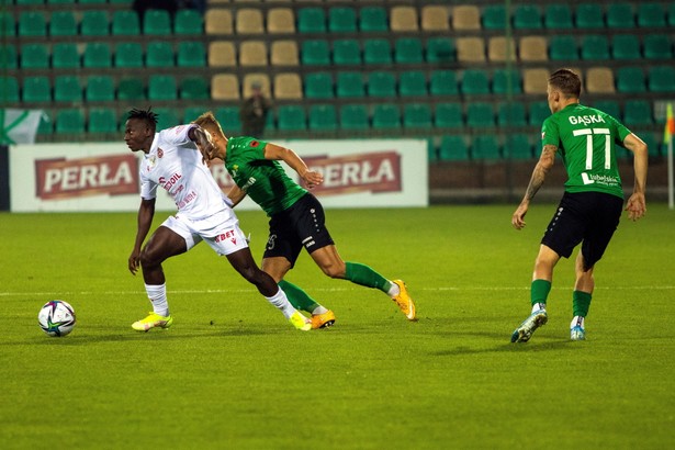 Piłkarz Wisły Kraków Yaw Yeboah (L) i zawodnicy Górnika Łęczna Daniel Dziwniel (C) i Damian Gąska (P)