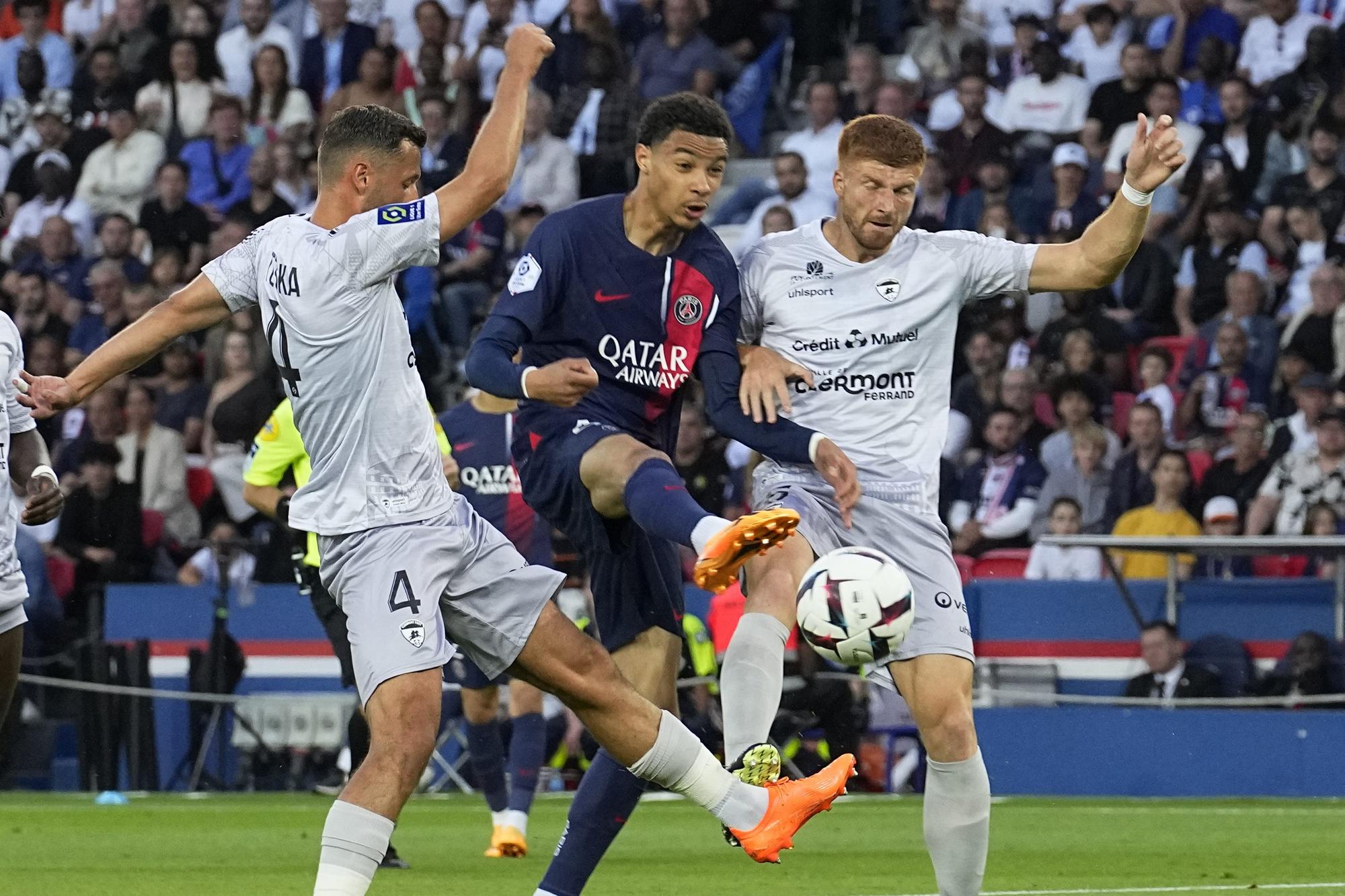 Futbalisti Paríža St. Germain v zápase s Clermontom.