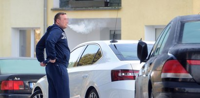 Fura, garsoniera i fajrant w południe. Tak żyje syn posła PiS!