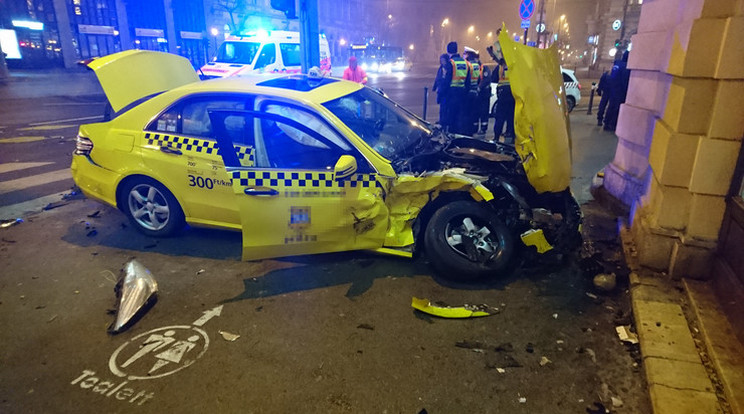 Az Andrássy úton történt balesetben teljesen összetört a taxi/Fotó:Blikk