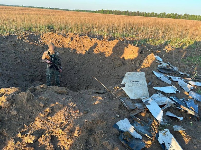 Typowy krater powstający po uderzeniu w ziemię zestrzelonego przez ukraińską obronę przeciwlotniczą Szahida