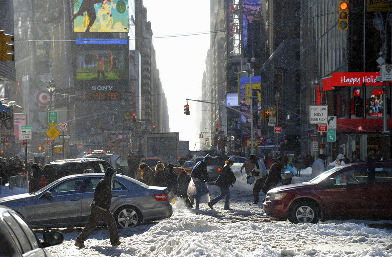 Zasypany śniegiem Times Square. Kierowcy próbują pokonać ogromne zaspy