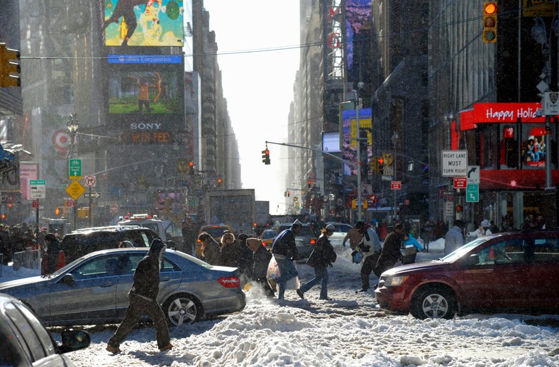 Zasypany śniegiem Times Square. Kierowcy próbują pokonać ogromne zaspy