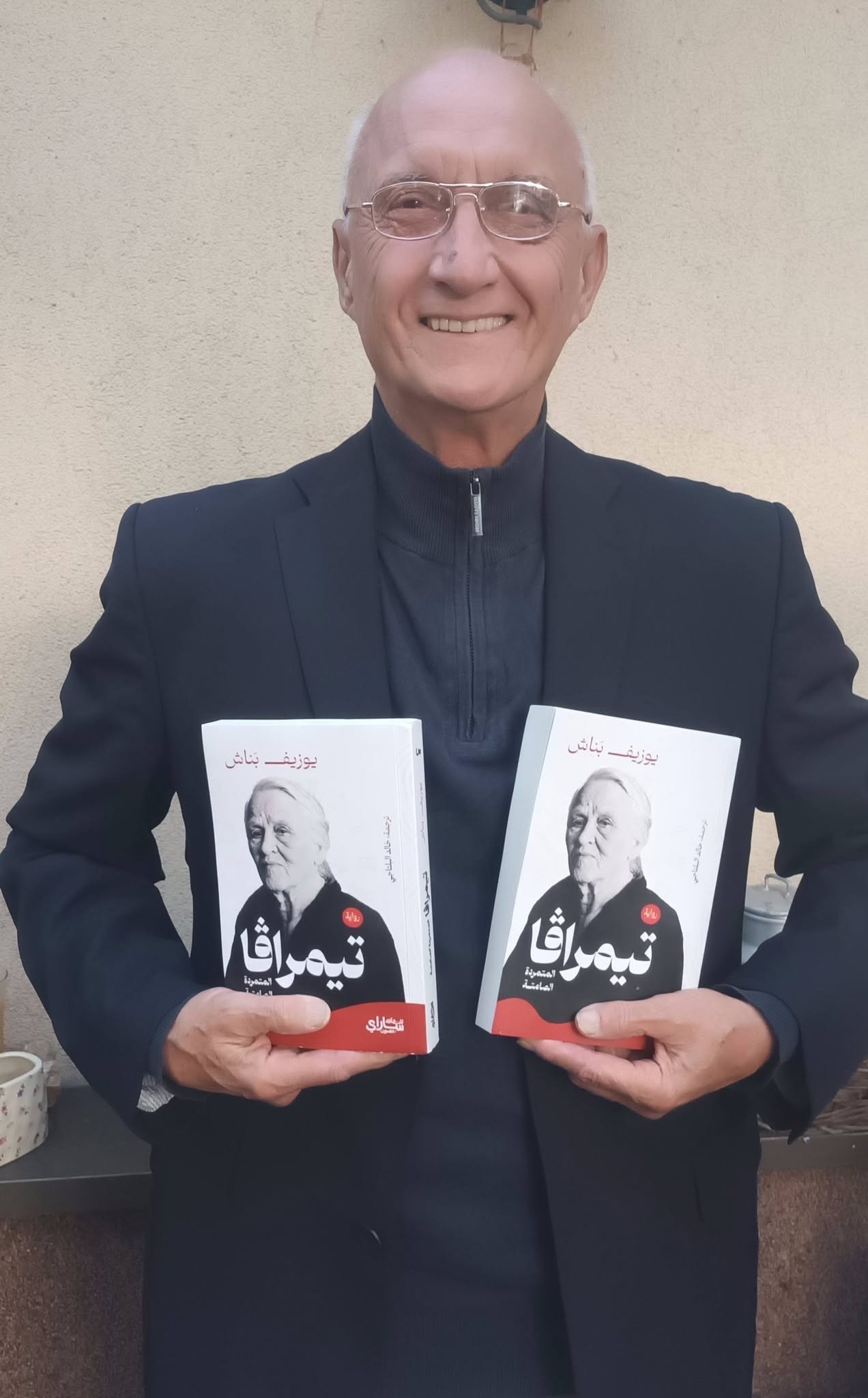 Jozef Banáš so svojou knihou, ktorá vyšla arabčine.