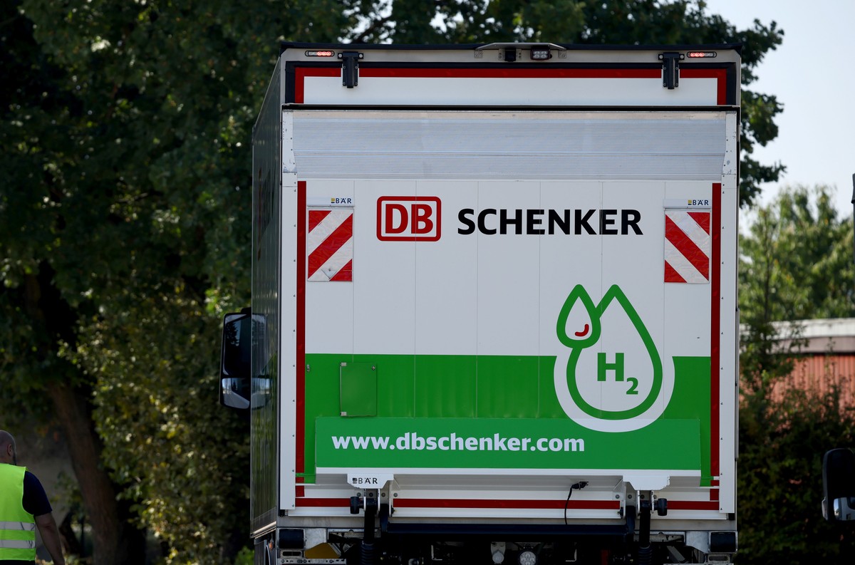 CVC i DSV składają oferty o wartości 14 miliardów euro za DB Schenker, jednostkę logistyczną Deutsche Bahn AG