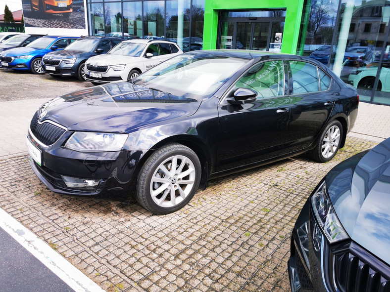 Skoda Octavia oferowana przez salon dilerski. Silnik 1.4/150 KM, rocznik 2016, cena 69 900 zł. Niewiele więcej, o ile nie mniej (kiedyś to były rabaty!) kosztowała jako nowa