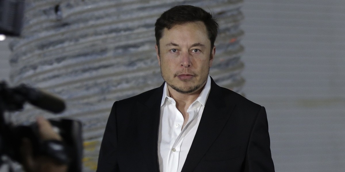 Musk zadeklarował chęć pomocy na Twitterze. Teraz za deklaracją idą czyny. Jego firma The Boring Company udostępni Tajom radar, który może pomóc w znalezieniu najłatwiejszej drogi do uwięzionych w jaskini dzieci. Udający się do Tajlandii inżynierowie są też gotowi pomóc w stworzeniu specjalnego tunelu