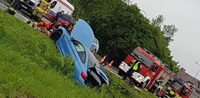 Samochód wjechał w przystanek. Są ranni