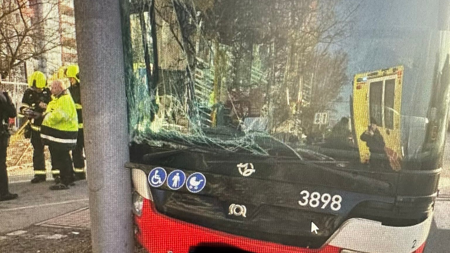 Nehoda autobusu v pražských Letňanoch.