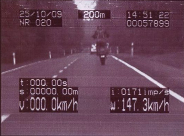 150 km/h na jednym kole pod nosem policji