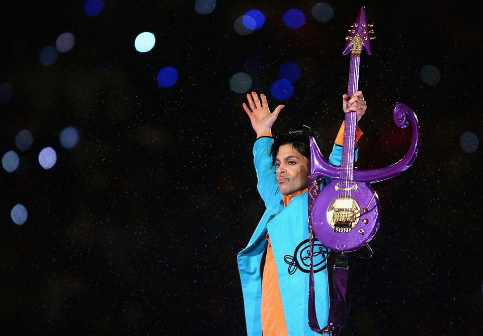 Artysta nietuzinkowy i wywołujący niemałe kontrowersje, czyli Prince, nie wyobrażał sobie życia bez leków przeciwbólowych. Wielokrotnie spekulowano, że był uzależniony od narkotyków.  W 2016 r. niezwykle utalentowany muzyk trafił nagle do szpitala, gdzie 21 kwietnia zmarł. Badanie na obecność narkotyków potwierdziło, że Prince przed śmiercią przedawkował fentanyl. Później pojawiły się doniesienia, że muzyk sześć dni przed śmiercią był leczony z powodu przedawkowania narkotyków. 