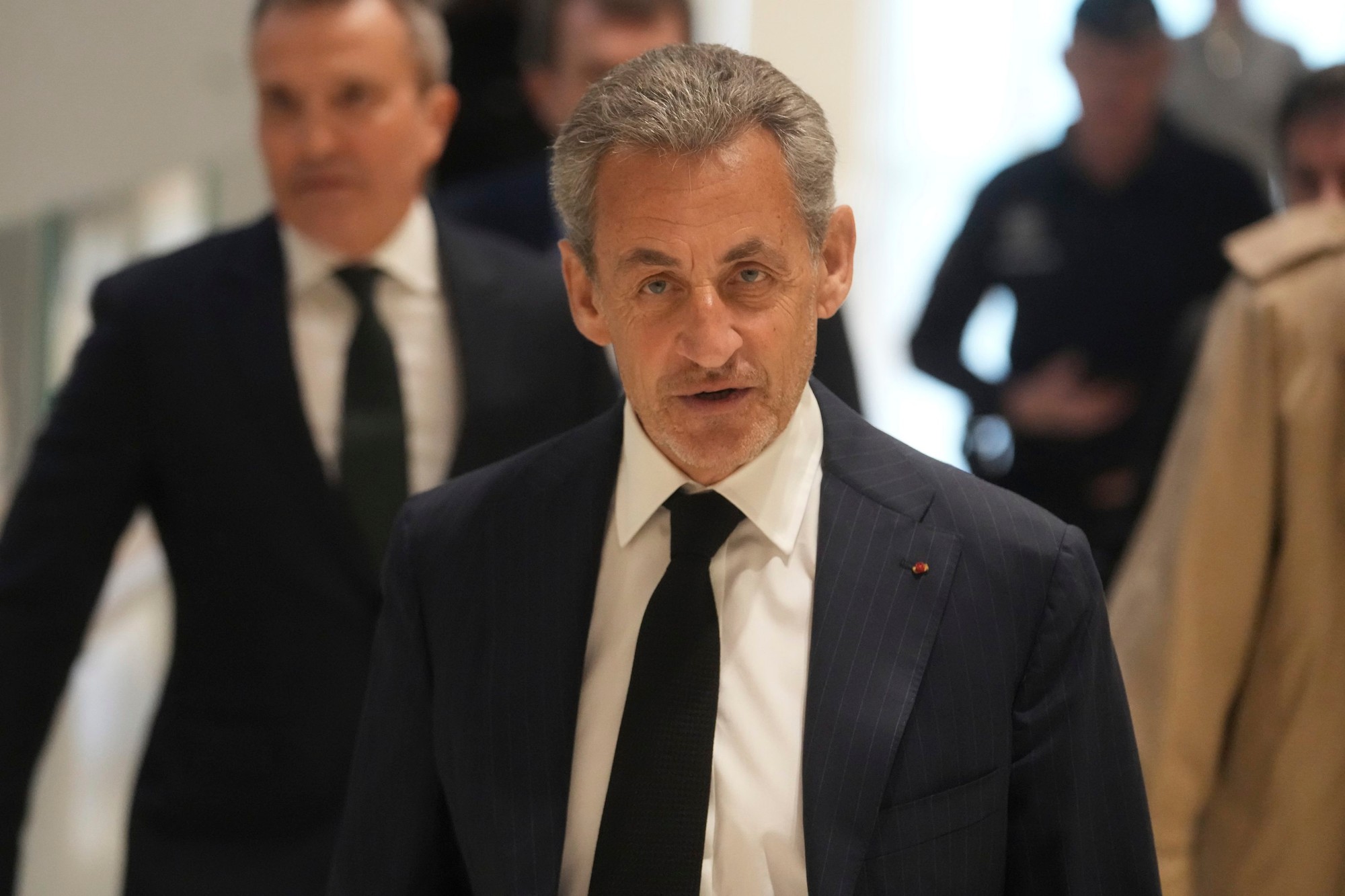 Bývalý francúzsky prezident Nicolas Sarkozy prichádza do súdnej siene.