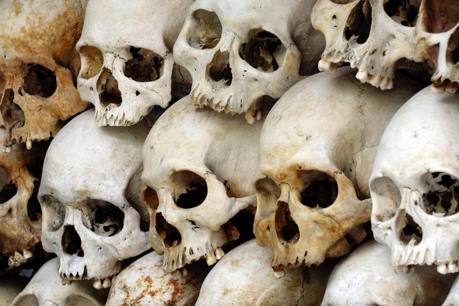 Pola Śmierci – ludzkie czaszki w pomniku ludobójstwa Choeung Ek w Kambodży