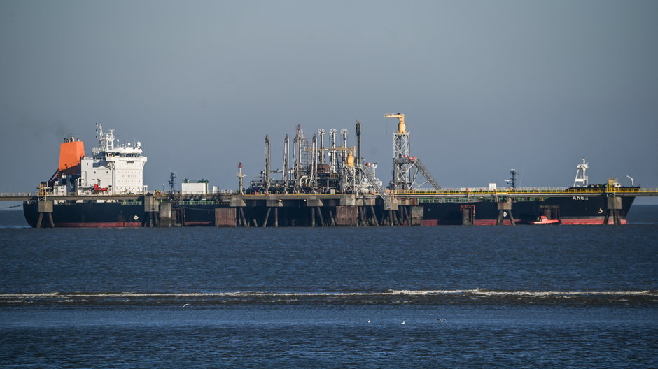Tankowiec z rosyjską ropą cumuje w Wilhelmshaven w Dolnej Saksonii, Niemcy, 18 stycznia 2023 r.