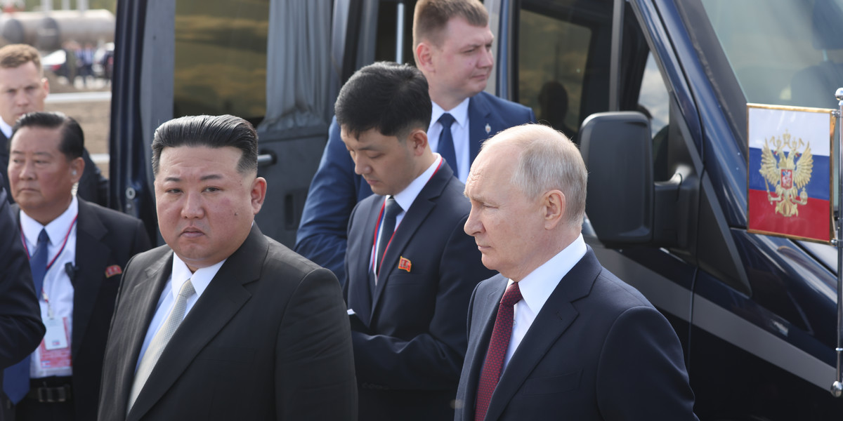 Prezydent Rosji Władimir Putin i przywódca Korei Północnej Kim Dzong Un odwiedzają plac budowy kompleksu wyrzutni rakiet. Angara 13 września 2023 r.
