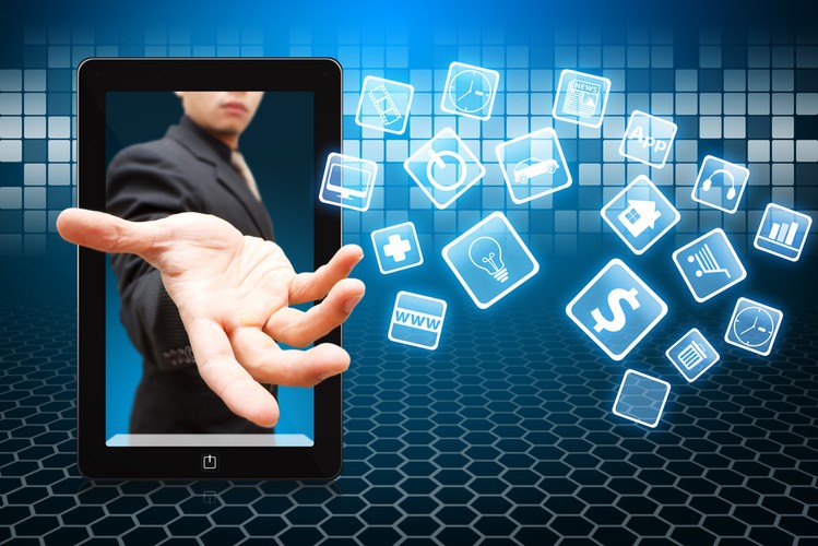 <strong>Płatności mobilne</strong><br /><br />

Na razie płatności mobilne NFC oferują wyłącznie Orange w ramach usługi Orange Cash z mBankiem, natomiast T-Mobile zdecydował się na współpracę z Eurobankiem, Raiffeisen Polbank, mBank, Getin i Noble Bank. Płatności realizowane są za pomocą kart SIM powiązanych z kartami płatniczymi MasterCard. Play i Plus na razie nie zdecydowały się na zaoferowanie płatności mobilnych. <br /><br />