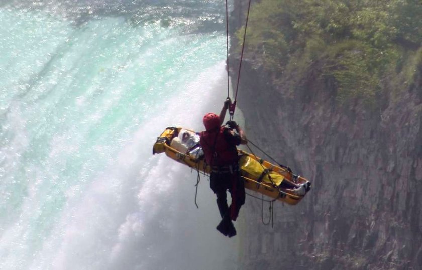 Gość spad z wodospadu niagara i przeżył