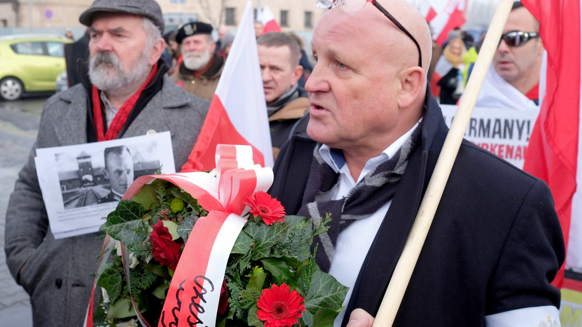 Przystąpiliśmy do analizy nagrań i zdjęć ze zgromadzenia Piotra Rybaka w 74. rocznicę wyzwolenia obozu Auschwitz; w każdym przypadku uzasadniającym podejrzenie popełnienia przestępstwa dowody przekażemy do prokuratury - zapewniła dzisiaj wieczorem policja.