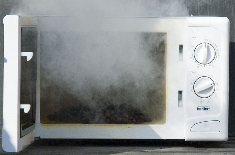 Kuchenne urządzenie powstało w przypadkowych okolicznościach. Pomysł na nie pochodzi z wojskowego laboratorium. Za wynalazcę  mikrofali uważa się amerykańskiego inżyniera Percy'ego Spencera, który pracował nad wytwarzaniem fal elektromagnetycznych, stosowanych w urządzeniach radarowych. W trakcie testów odkrył, że mikrofale roztopiły batonik w jego kieszeni, co skłoniło go do prowadzenia prac w zupełnie innym kierunku. W wyniku tego powstały kuchenki mikrofalowe.
