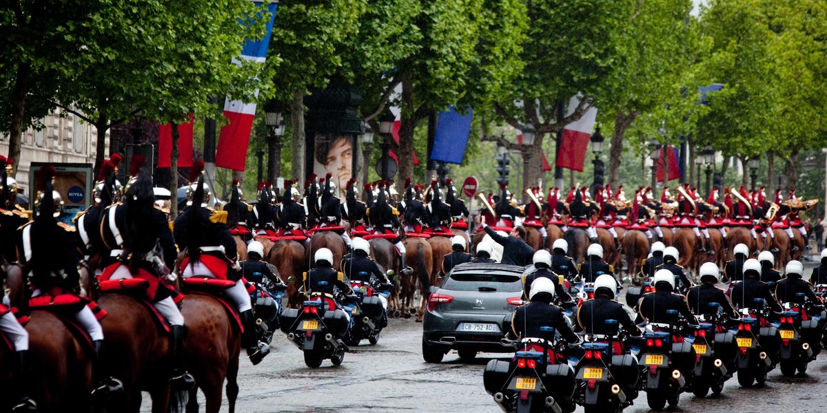 Eskorta Francois Hollande