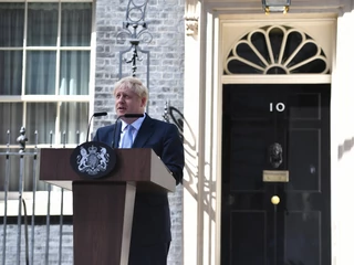 Boris Johnson przemawia na Downing Street