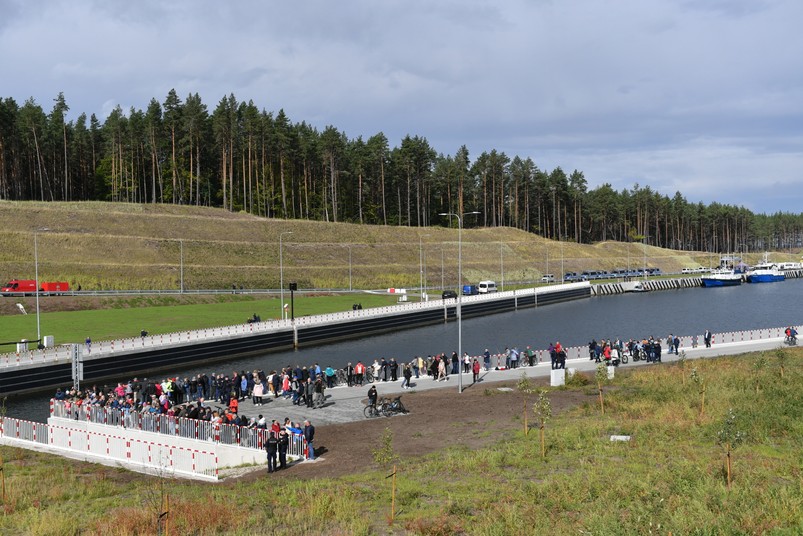 Kanał przez Mierzeję Wiślaną. Dzięki przekopowi Mierzei Wiślanej Polska zyska niezależne od Rosji przejście z Zalewu na Bałtyk. Dzień później, 18 września, kanał będzie ogólnodostępny dla jednostek pływających.