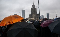 Przepychanki w Warszawie pomiędzy uczestnikami "czarnego protestu" i działaczami pro-life