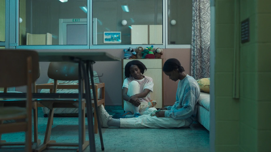 Jennifer (Tamara Lawrance) i June (Letitia Wright), kadr z filmu "Silent Twins"