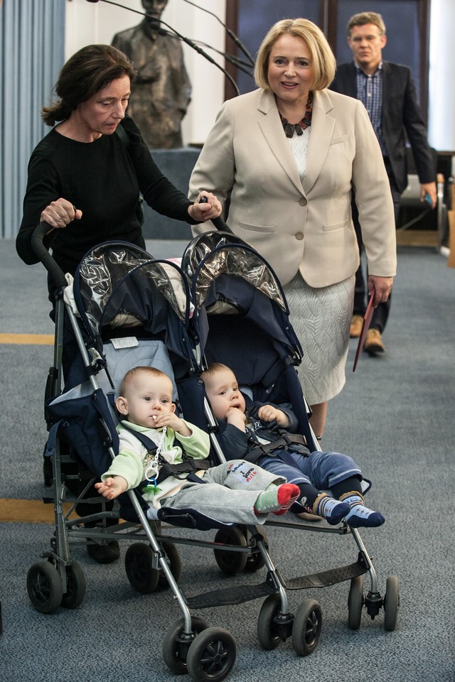 61 Letnia Barbara Sienkiewicz Z Blizniakami W Sejmie Dziecko