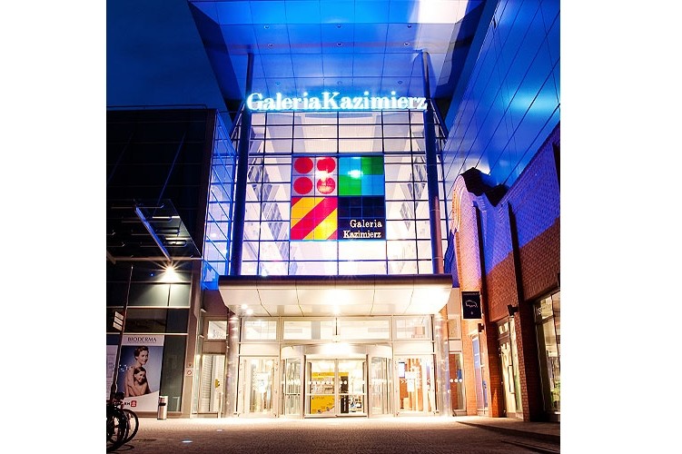 Sygnałem, że Polskę może czekać kolejny dobry rok pod względem inwestycji w obiekty komercyjne, m.in. biura i centra handlowe, było zamknięcie przełomie 2013 i 2014 r. sprzedaży 50 proc. udziałów w krakowskim Centrum Handlowym Galeria Kazimierz za około 90 mln euro przez Globe Trade Centre. Kupiła je grupa Invesco.