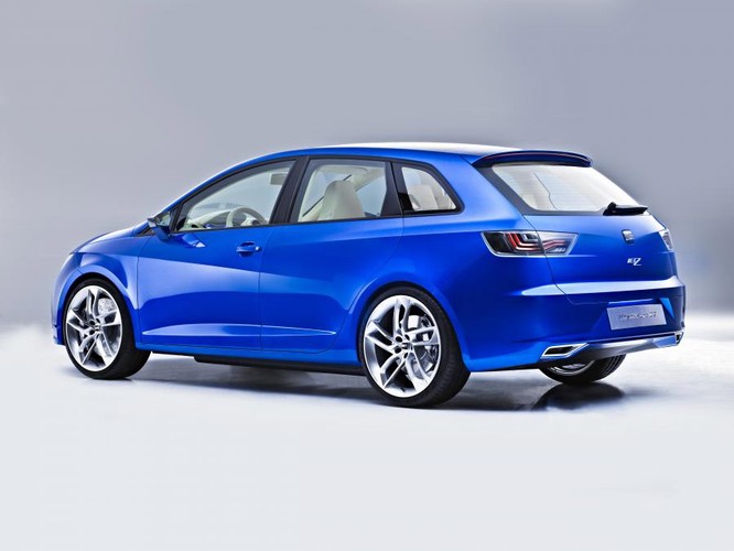 Haczyki i siatki po obu stronach bagażnika ujarzmią mniejsze przedmioty. Pod podłogą kufra kryje się dodatkowy schowek