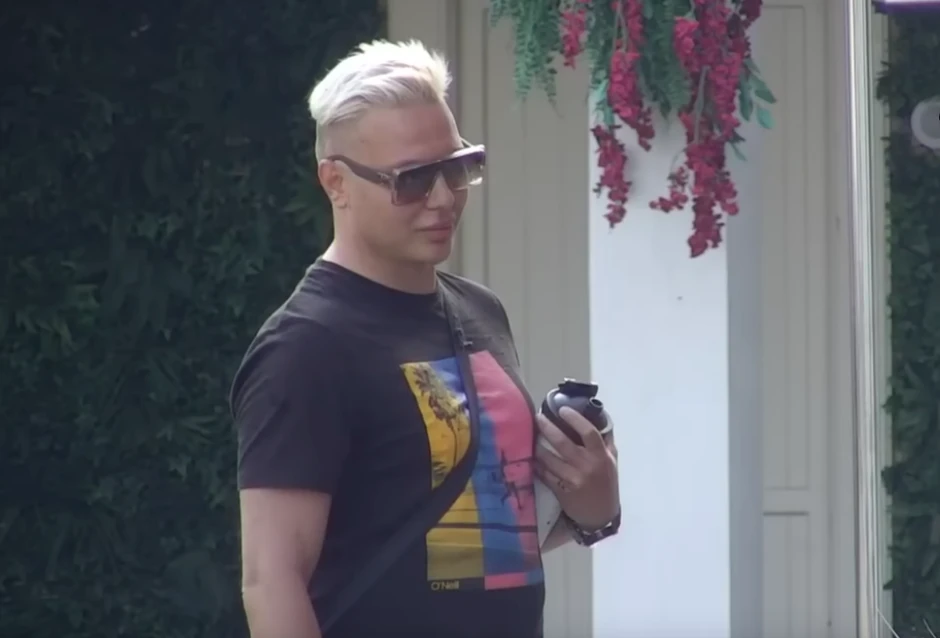 Brendon nudi intimu preko sajta za odrasle