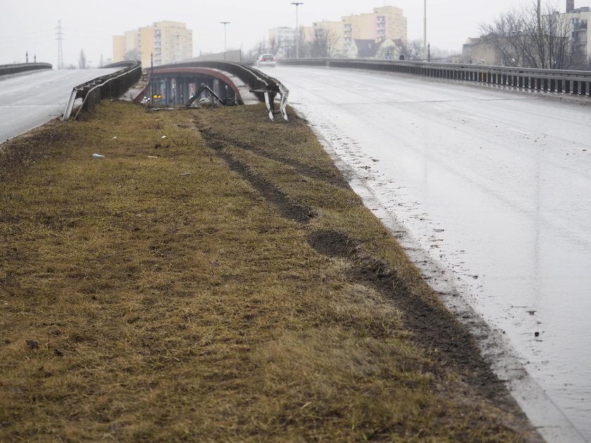 Wypadek w Łodzi. Mustang spadł z wiaduktu. W środku ojciec z dzieckiem