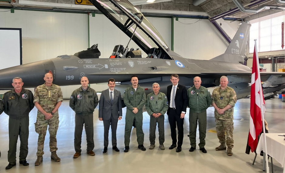 Uroczystość podpisania umowy przed myśliwcem F-16 w tymczasowych barwach Argentyny.
