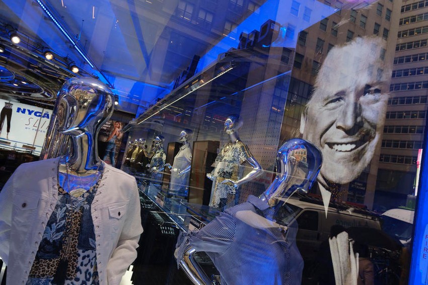 Slika Pitera Najgarda u prodavnici njegovog brenda