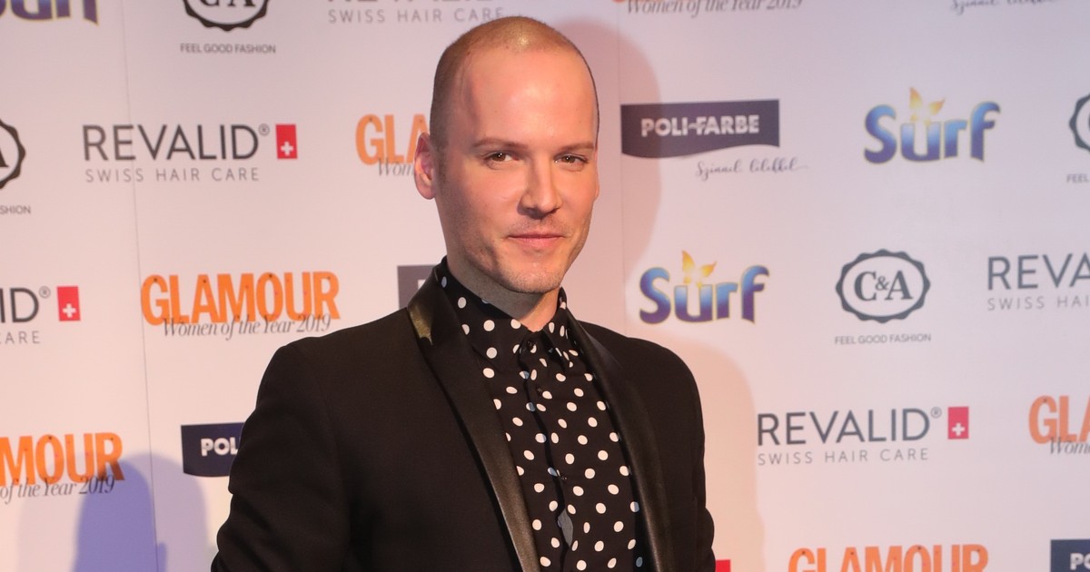 Vásáry André csúcsformában van, szinte rá sem ismerni: friss fotókon a dús hajú, kockahasú énekes