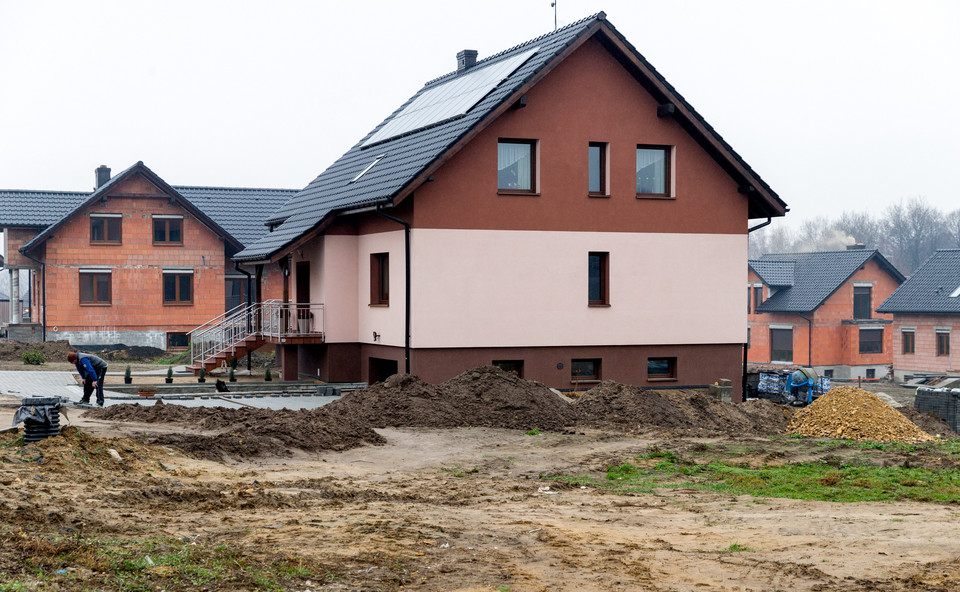 Nowo powstające domy na terenie nowej lokalizacji śląskiej wsi Nieboczowy