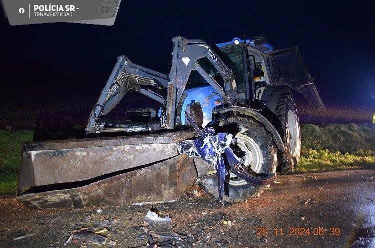 Vodič auta sa zranil pri zrážke s traktorom.