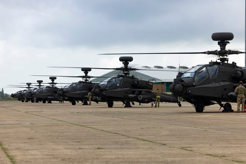 Brytyjskie śmigłowce uderzeniowe AH-64. Widoczne nad głównym wirnikiem charakterystyczne 